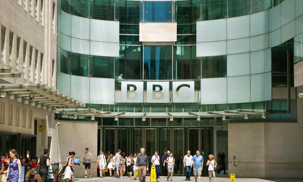 Μπαράζ απολύσεων στα βρετανικά ΜΜΕ